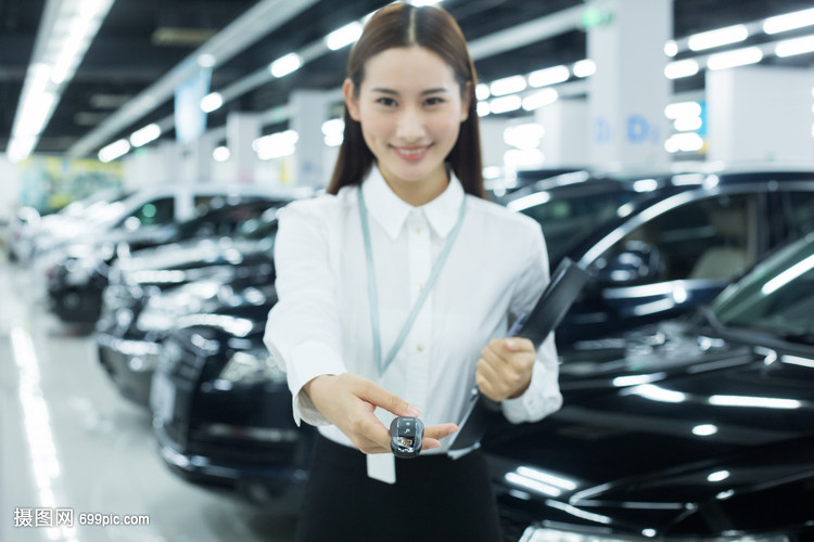 汽車銷售服務(wù)人員交付鑰匙